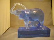 絕版「大象母子」王俠軍琉璃作品有作者簽名