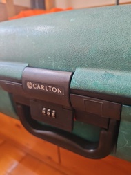 Carlton 綠色硬殼密碼鎖行李箱