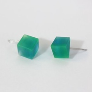 十七歲 / 樹脂耳環 / 藍綠 螢光綠 霧面 / 單隻【冰晶方塊】