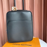 LV黑色TAIGA行李箱 附行李外罩、小袋子