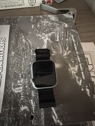 Apple Watch 銀色配黑色米蘭網帶智能手錶Se