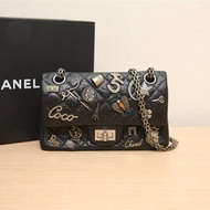 CHANEL 2.55口蓋包迷你20黑色牛皮20開銀扣5號蝴蝶徽章菱格紋肩背包