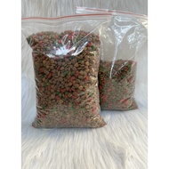 Dry cat food supplemented with vegetables, fruits and fiber for adult cats