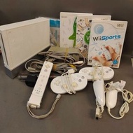Wii遊戲主機含配件(感應器含座.變壓器.感應搖桿*1/原版搖桿*2)贈原版遊戲4片