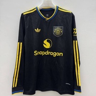 เสื้อฟุตบอลทีมอยู่บ้านและออกไปของแมนเชสเตอร์สหรัฐสำหรับ2025/26: No. 8 B. Fernandes No. 10 Cunha No. 