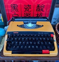 中古 懷舊 brother  打字機（芒果黃色機身，醒目又醒神）已經更換新色帶，附手提外盒。合自用或拍戲