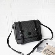 Gucci • 經典老花黑色郵差包