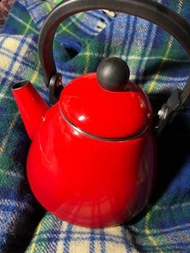 Le Creuset Le Creuset 茶壺 1.6 公升,無脫漆內乾淨，唯蓋內側不銹鋼碰到不影響到外觀