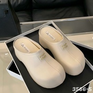 Smooth leather with vertical ribs, round toe, 7cm high canoe sole
