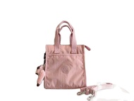 Kipling INARA กระเป๋าทรงสี่เหลี่ยมมีหูหิ้วสะพายไหล่กระเป๋าสะพายข้าง (สร้อยคอจี้รูปลิงฟรี)