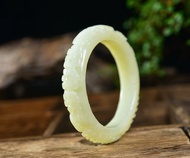 天然和田玉黃口料雕花手鐲  圈口56.6mm  油潤柔和