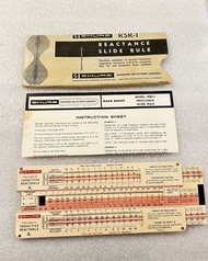 Shure RSR-1 電抗計算尺是一款專為電子工程師設計的經典工具，能快速簡化諧振頻率、電容電抗、感抗、線圈 Q值及損耗因數的計算。這款滑尺協助工程師在不使用計算機的情況下，直觀地解決複雜的電子電路