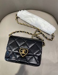 現貨Chanel Mini Flap bag愛心琺瑯扣油臘皮❤️