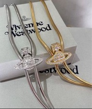 (有現貨！不用提問🙏🏻) 經典款 Vivienne Westwood BOLO TIE Pendant 合金 水鑽 領帶扣 土星 LOGO 項鍊 項鏈  頸鏈 項鏈 (保証正貨及全新) 銀色/ 金色 