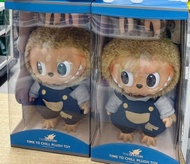 大大隻😍少量現貨⭐️LABUBU Time To chill  100% 正品正貨
💲788/隻

太可愛了😍原來眼仔仲可以轉左右，手腳都可以郁🤭

產品尺寸：20cm*15cm*37cm

🛩已包國