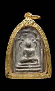 Chum山卡拉春 wat plab五邊型 佛祖，佛歷2458年～2470年（距今百年左右） ，鉛材質，背後手刻符。  #70金殼。 山卡拉春師父出生於佛歷2396年，圓寂於佛歷2470年。 山卡拉ch