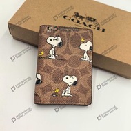 全新COACH蔻馳史努比聯名卡包，經典老花+卡通圖案，