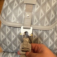 Dior灰色後背包，經典馬鞍扣