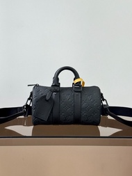 LV 黑武士 Keepall Bandouliere 25黑色壓紋牛皮革手袋