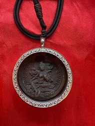 綠度母 藏地名擦，噶當塔出加持力相當巨大， 傳承有序的老擦擦，一 綠度母 造型精美 模版清晰清晰 來源珍貴 的小佛像，不議價。（佩戴或供奉綠度母，能滿足眾生心中的善願，免除一切魔障，能去除瘟疫種種病苦