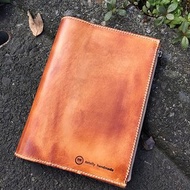 新版拉鍊書衣/筆記本套/多功能書套 color:燒焦咖. -植鞣皮