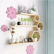 Kệ gỗ treo tường như hình gồm 3 ô lục giác kèm 3 thanh ngang chất gỗ tự nhiên giá chỉ có tại xưởng