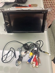 =手車機Pioneer AVH-G215BT 主機前方，以及它隨附的倒車顯影鏡頭與外接音訊/視訊（RCA）擴充線組，性能良好，換車折下來，品質沒問題，附送後車鏡頭，連接線。850元。不包安裝。