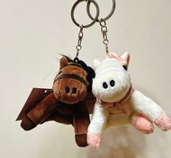 全新 香港賽馬會Hkjc 沙田馬場日日賞 馬仔公仔磁石鎖匙扣一對 ｜$60 一對