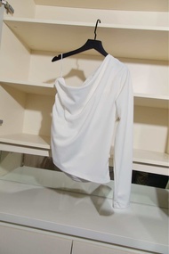 KNS Tilt top - เสื้อปาดไหล่ จับจีบเอว ผ้าคอตตอน