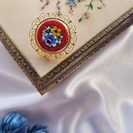 美國西洋古董飾品/ 聖誕紅底金雕花紋邊微型馬賽克胸針/別針
