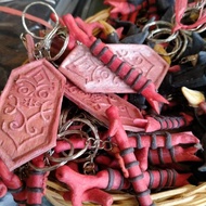 GANTUNGAN A typical kalimantan key chain made from mandau rubber and shield motifs