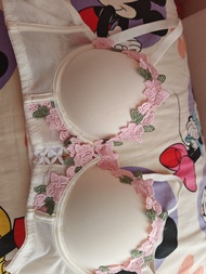 蕾絲花朵裝飾內衣（非二手）
