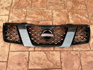 กระจังหน้า nissan navara d40 ปี 2007-2010 เคฟล่า โลโก้ แดง