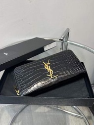 YSL 黑金鱷魚壓紋拉鍊長夾錢包。配件如圖。基本近新無瑕疵。原價