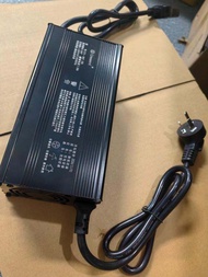 เครื่องชาร์จแบตเตอรี่รถยนต์ไฟฟ้า 4 ล้อ ชาร์จแบตเตอรี่ลิที่มีวิธีการฉีดปิด 24V 48V 60V 72V ชาร์จไฟฟ้า