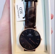 《二手》DW Classic York 黑棕真皮壓紋錶 DW00100140手錶