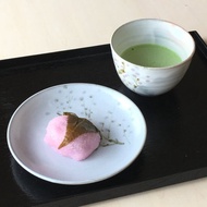 粉狀牛奶咖啡球、茶碟