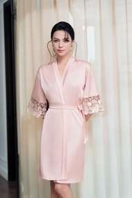 Emwear Áo Choàng Lụa Ngắn Hồng Pha Ren Nữ Tính Thoải Mái Cho Nữ - Sally Robe