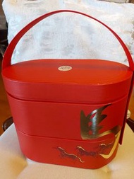 幾乎全新 馬會 送禮籃 收納盒 馬年 ▶️▶️ 一拎返黎取出蘿蔔糕後，便一直冇用過