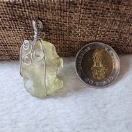 จี้สะเก็ดดาวแก้วทะเลทรายลิเบีย(Libyan Desert Glass)ยาว 3.8 ซม.กว้าง 2.2 ซม.หนา 1.5 ซม.น้ำหนัก 7.1 g.