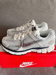 Nike Air Zoom Vomero 5 "Photon Dust"女款 白色