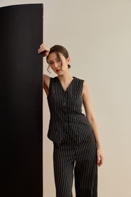 kade.bkk | เสื้อกั๊ก รุ่น  Stripe curve vest เสื้อกั๊กแขนกุด ลายทาง (KAD62)