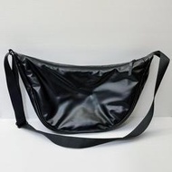 二手 有瑕疵 正版 UNIQLO 黑色 軟皮 半月包 側背包 斜背包 隨身包 收納包 文青包 工裝包 皮包 便宜 好康
