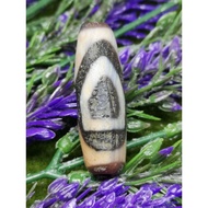 💥Ready Stock💥 39.1mm X 12.4mm 风化朱砂 特别图腾一眼形山虎牙天珠 Special Pattern One Eyed Mountain Peak Tiger Tooth D