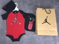 美國NBA麥可喬丹 JORDAN 婴兒爬服 黑人熊猫同款 衣服帽子圍兜兜三件套裝  禮盒款式 正版