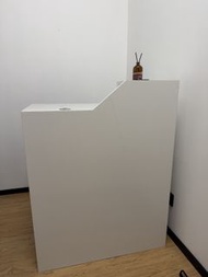 白色接待櫃檯
