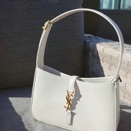 全新正品｜Yves Saint Laurent LE5A7 Hobo In Smooth Leather White Small YSL 腋下包 白色 小號｜657228-2R20W-9207