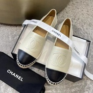 【專櫃正貨】CHANEL香奈兒 圓頭平跟漁夫 時尚板鞋 女款白黑