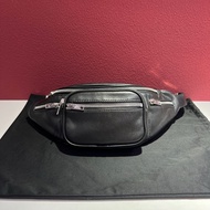 亞歷山大·王/Alexander Wang 黑色柔軟羊皮腰包 斜挎包 男女同款尺寸：33*12*15 cm 。