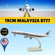 19cm Malaysia Airlines Boeing B777 dengan Roda Gear Pendaratan Resin Penumpang Kargo Pesawat Kapal T